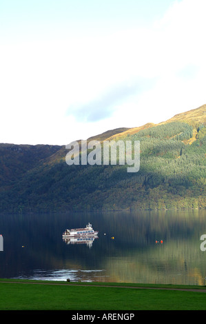 Bateau de croisière sur le Loch Lomond, Ecosse, à Tarbet près de Ben Lomond, vertical image Banque D'Images