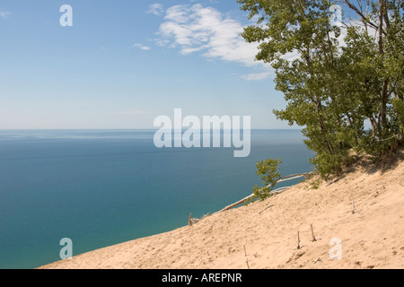 L'eau de l'océan vue horizon de dunes de sable hautes scenic Sleeping Bear Dunes National Lakeshore sur le lac Michigan, Grands Lacs, MI. Banque D'Images