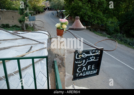 Café près de la route pour le parc national de Toubkal, Atlas, Maroc Banque D'Images