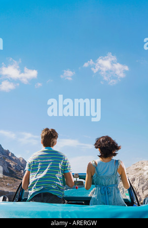 L'homme et la femme en regardant la mer voiture Banque D'Images