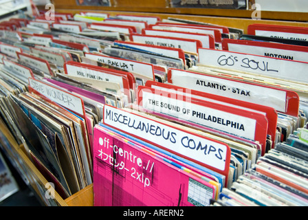 Rangées de disques vinyle d'occasion divers en boutique dans le quartier de Notting Hill, London England UK Banque D'Images