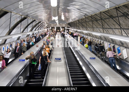 Escalator à la station de métro Holborn London England UK Banque D'Images