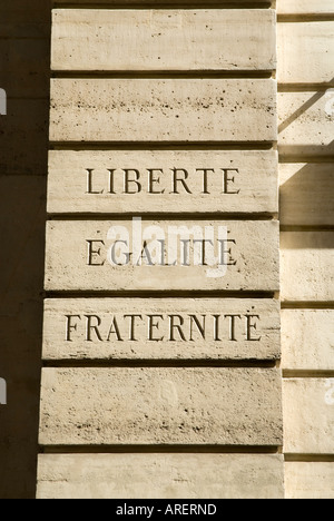 La devise Liberte Egalite Fraternite sur mur d'un bâtiment, Paris, France Banque D'Images