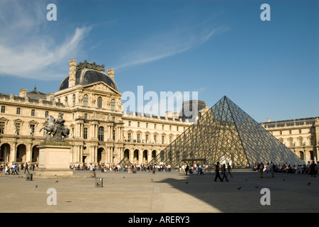 Pyramide du Louvre Paris France Banque D'Images