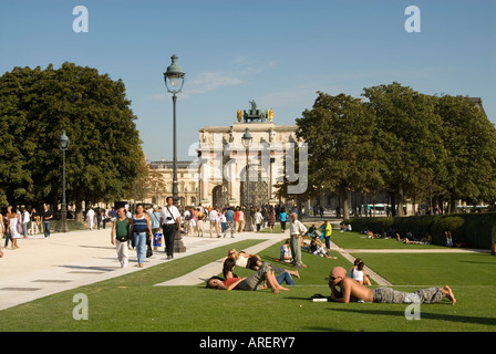 Les gens se détendre sur l'herbe dans le jardin du Carrousel, Paris France Banque D'Images