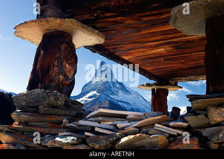 Le Mont Cervin et un vieux chalet Banque D'Images