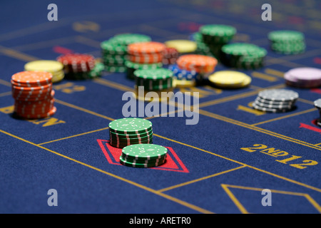 Gros plan d'une table de roulette de casino chip selective focus roue jouet jeu jeux casinos promesse facile toxicomanie roue Banque D'Images