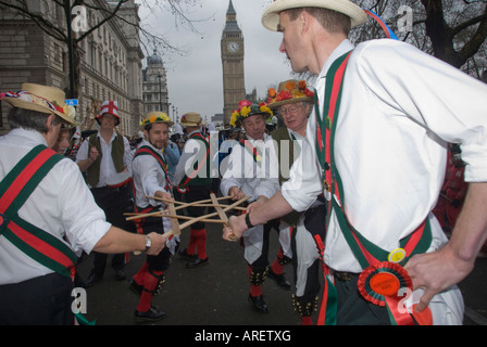 Morris Dancers effectuer la danse de l'épée sur la rue en face de UK Chambres du Parlement lors de la London New Year Parade, 2008 Banque D'Images