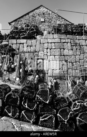 Europe Angleterre St Ives Cornwall stockées des engins de pêche sur la plage Banque D'Images