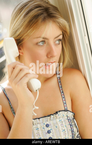 Fille à la hâte sur le téléphone Banque D'Images