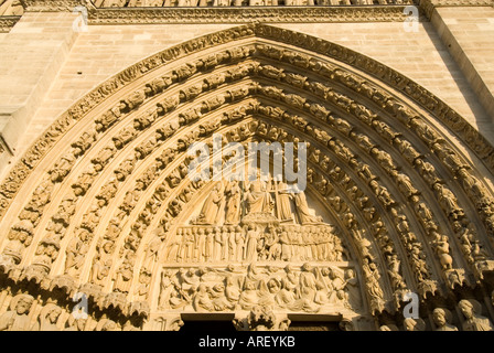 Le portail du Jugement dernier de la Cathédrale Notre Dame sur l'Ile de la Cité Paris France Banque D'Images
