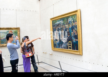 La danse au Moulin de la Galette par peintre impressionniste Pierre Auguste Renoir dans le musée d'Orsay, Paris, France Banque D'Images