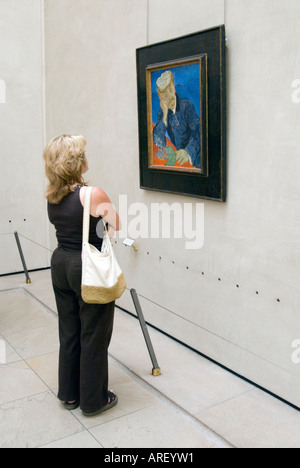 Woman looking at Van Gogh Portrait du docteur Paul Gachet dans le musée d'Orsay Paris France Banque D'Images