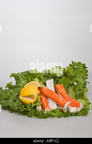 Bâtonnets de crabe surimi fruits de mer découpe isolée sur fond de table blanche image couleur couleur images personne du dessus vertical haute résolution Banque D'Images