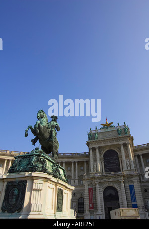 Le Prince Eugène statue en face de la Bibliothèque nationale au complexe du Hofburg Vienne Autriche Banque D'Images