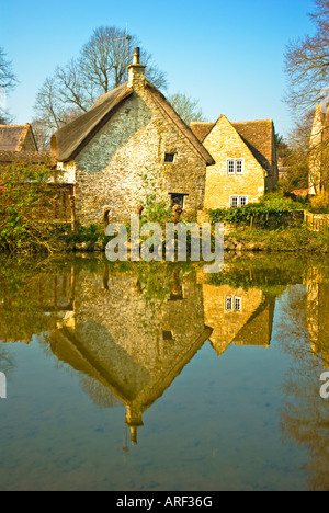 Chaumière reflète dans l'étang du village dans Biddestone Garbsen England UK UE Banque D'Images