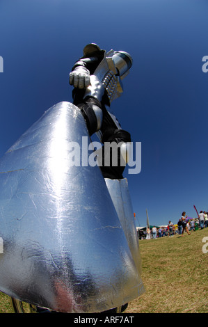 Robot géant extraterrestre sur pilotis en chrome répondre spaceman asronaught Banque D'Images