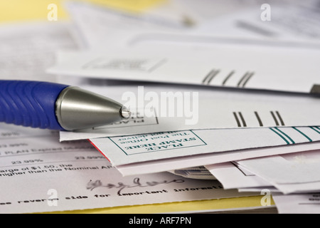 Lettres de finances personnelles pile de factures mensuelles ménage par-dessus paperasse courrier vue du haut personne aucun aux États-Unis horizontal haute résolution Banque D'Images