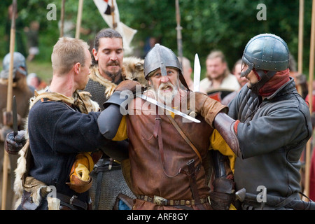 Capturé chef viking avec épée à son cou à une bataille re-enactment au Danemark Banque D'Images