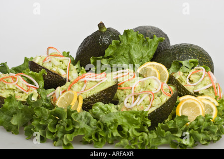 Avocat guacamole Creamy Dip mousse dans un bol avec citron vert salade recettes de fruits créatifs nourriture encore vie personne sur fond de table wihte haute résolution Banque D'Images