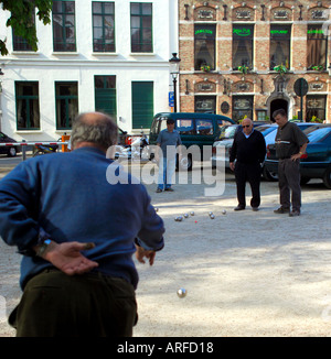 Les hommes boulodrome place du marché à Bruges Banque D'Images