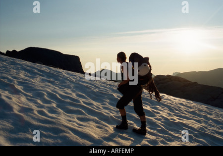 Approche de la jeune femme Hollendaren rock escalade dans l'île de Kvaloya, Troms, Norvège arctique Région Banque D'Images