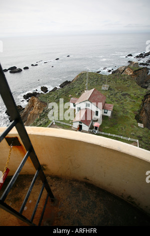 Donnant sur les falaises côtières et vaste océan du haut du phare de Point Arena, CA Banque D'Images