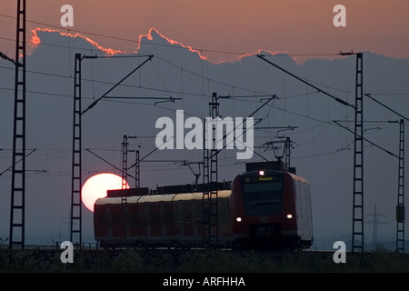 Train allemand au coucher du soleil, Allemagne Banque D'Images