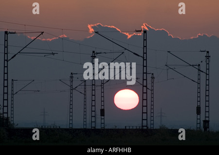 Train allemand au coucher du soleil, Allemagne Banque D'Images