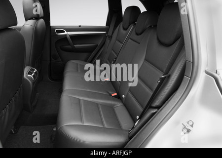 2008 Porsche Cayenne V6 en argent - sièges arrière Banque D'Images