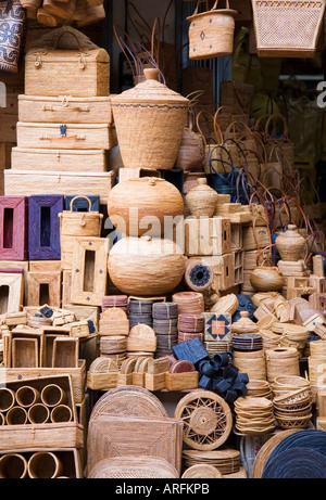 Des paniers en osier fait main en vente dans une boutique d'artisanat local, Bali, Indonésie Banque D'Images