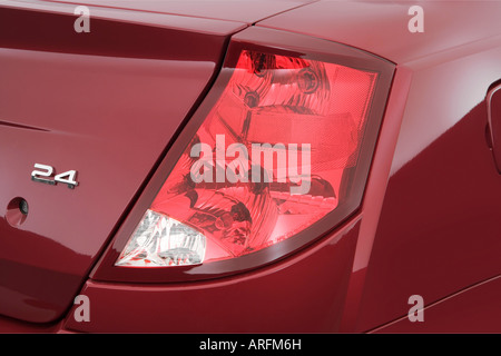 2007 Saturn Ion 3 en rouge - feu arrière Banque D'Images