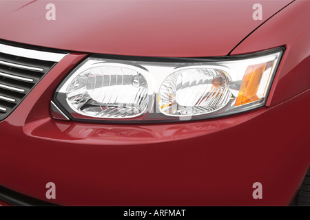 2007 Saturn Ion 3 en rouge - Phare Banque D'Images