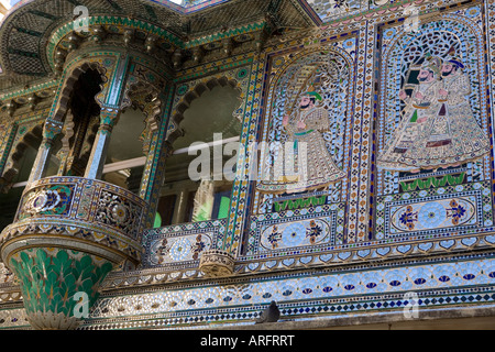 Balcon dans la cour de la Peacock à Udaipur City Palace Banque D'Images