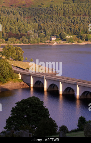 Sur Ladybower Reservoir dans le Derbyshire 'Grande-bretagne' Banque D'Images