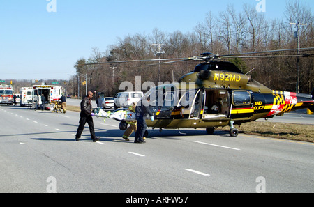 Les pompiers se sont précipités personne grièvement blessée à Md State Police hélicoptère Medivac dans Lahnam md Banque D'Images