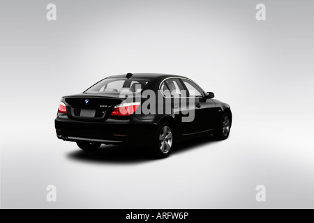 2008 BMW 5-series 528xi en vue d'angle arrière - Noir Banque D'Images