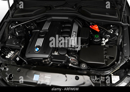 2008 BMW 5-series 528xi en noir - le moteur Banque D'Images