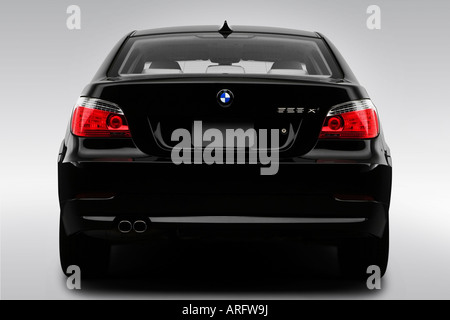 2008 BMW 5-series 528xi en noir - Bas/arrière large Banque D'Images