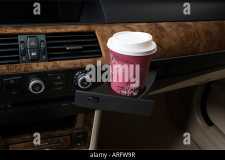 2008 BMW 5-series 528xi en noir - Support de tasse avec Prop Banque D'Images