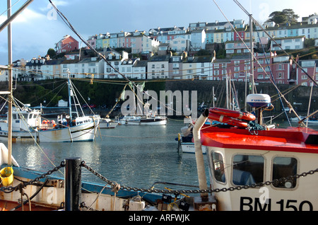 Maisons colorées lumineuses donnant sur le port avec la flotte de bateaux de pêche à Brixham Devon UK Banque D'Images
