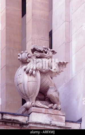 Dragon statue en pierre (par Tim Crawley) à l'appui de ville de Londres au sommet du bouclier Temple Bar, Paternoster Square, City of London Banque D'Images