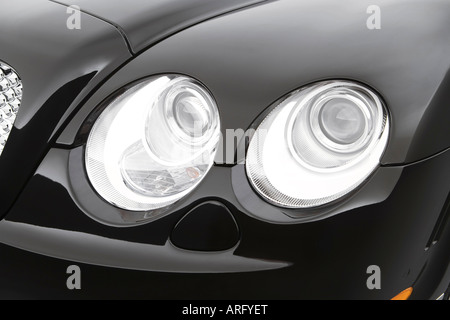 2007 Bentley Continental Flying Spur dans projecteur - Noir Banque D'Images