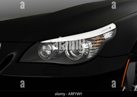 2008 BMW 5-series 528xi en noir - Phare Banque D'Images