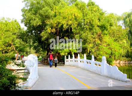 La mère et l'enfant sur le pont à Beijing Zoological Park. Banque D'Images