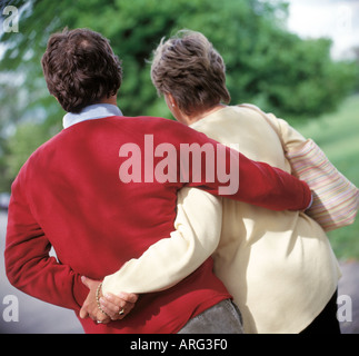 Middle aged woman walking through park Banque D'Images
