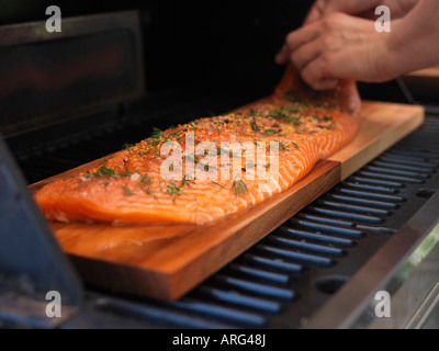 Man grilling poisson grillé dans la rue pour un événement Man grilling poisson grillé dans la rue pour un événement