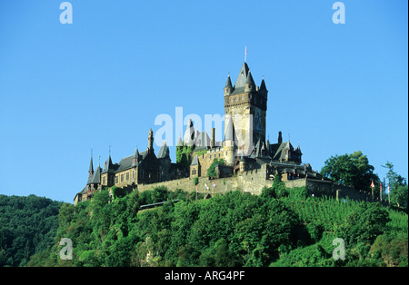 Vue sur le château de Reichsburg, près de la ville de Cochem Banque D'Images