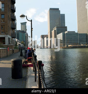 Pêcheur au Canary Wharf. Le modèle ne libération requise : la distance, la récolte par hat rend l'homme méconnaissable Banque D'Images