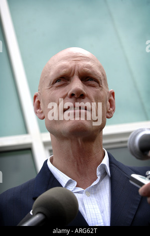 Ministre de l'environnement, du patrimoine et des Arts Peter Garrett parle aux médias à Trigg Beach à Perth , Australie occidentale . Banque D'Images